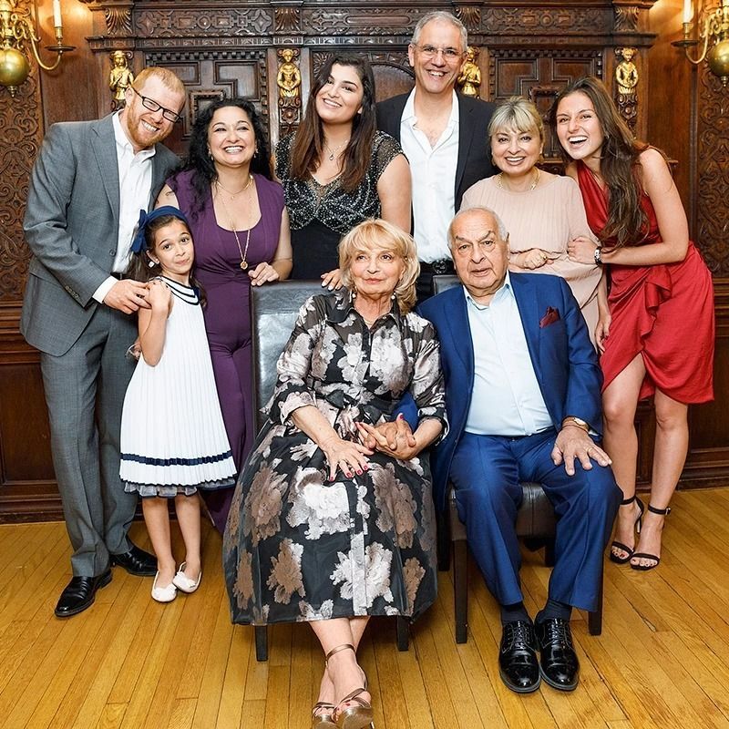 Левон и Софья Оганезовы золотую свадьбу отпраздновали с дочерями и их семьями. Левон и Софья Оганезовы золотую свадьбу отпраздновали с дочерями и их семьями.