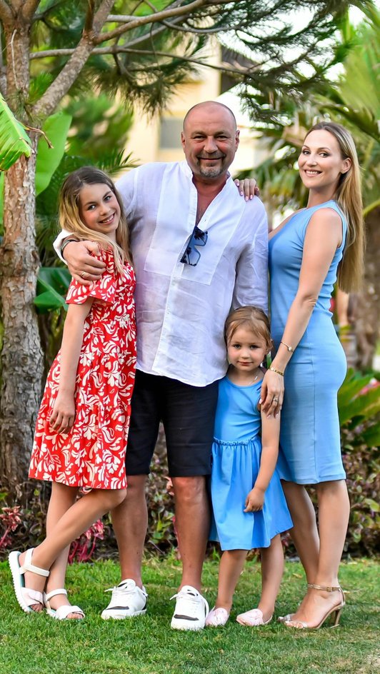 Александр Жулин с женой и дочерьми.