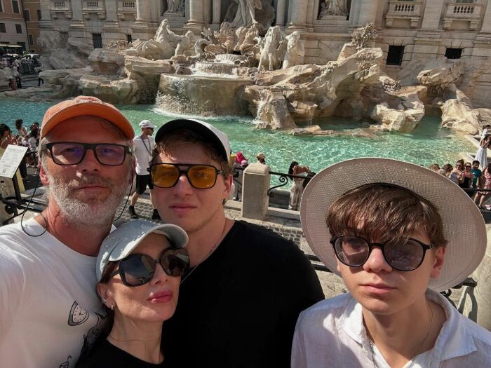 Дарья Юрская и Алексей Лебедев с сыновьями.