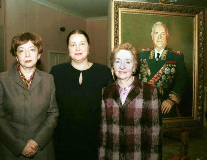 Элла, Мария и Эра Жуковы, дочери маршала Жукова. Элла, Мария и Эра Жуковы, дочери маршала Жукова.