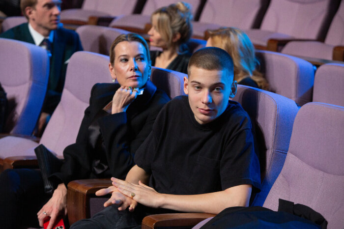 Юлия Высоцкая с сыном.