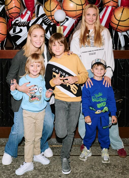 Ольга Арнтгольц (слева) с сыновьями. Татьяна Арнтгольц с сыном. Ольга Арнтгольц (слева) с сыновьями. Татьяна Арнтгольц с сыном.