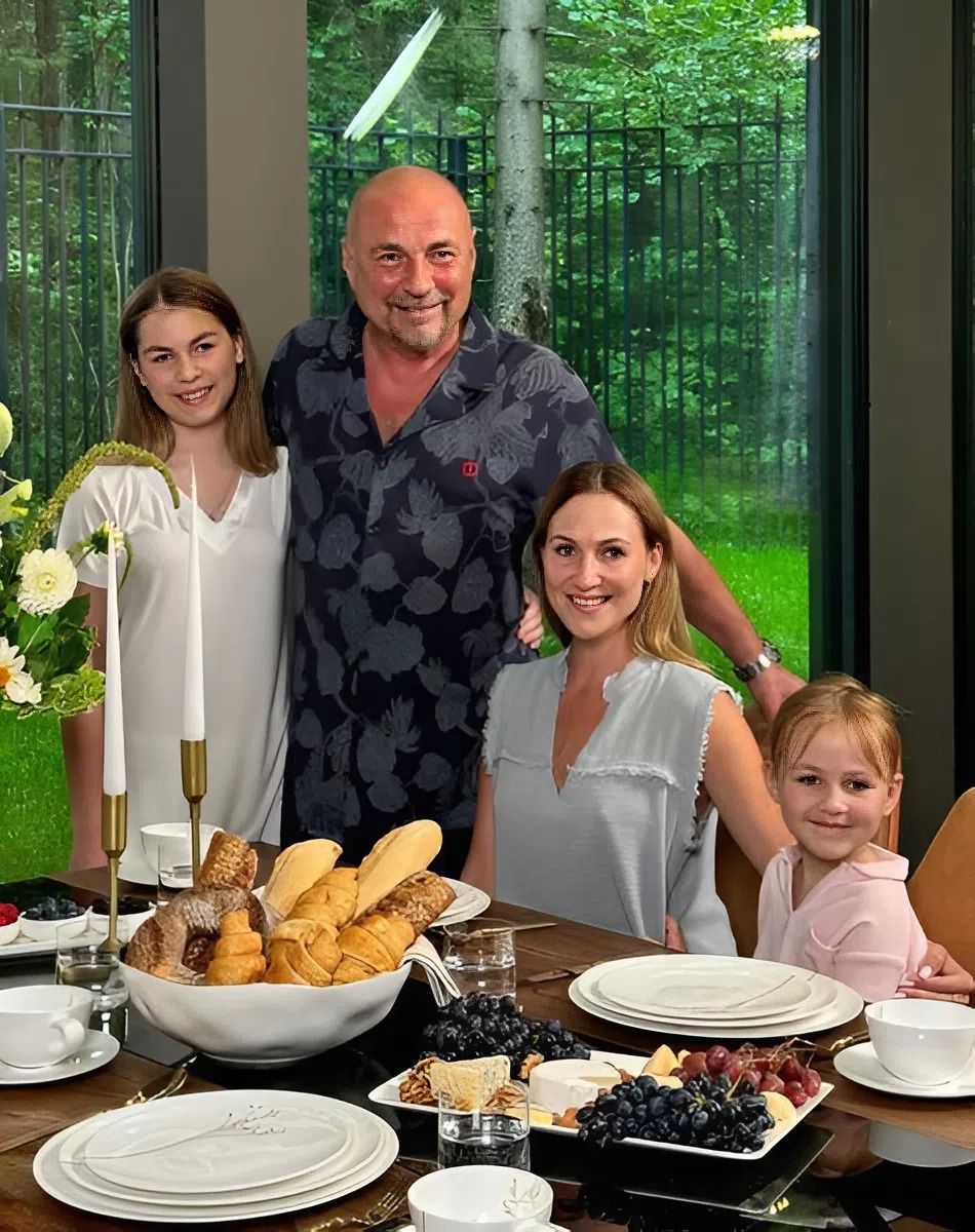 Александр Жулин с женой и дочерьми.