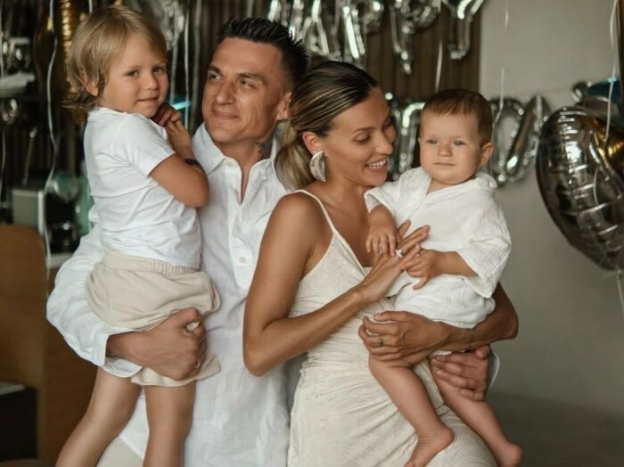 Регина Тодоренко и Влад Топалов с сыновьями. / Фото: ru.tv