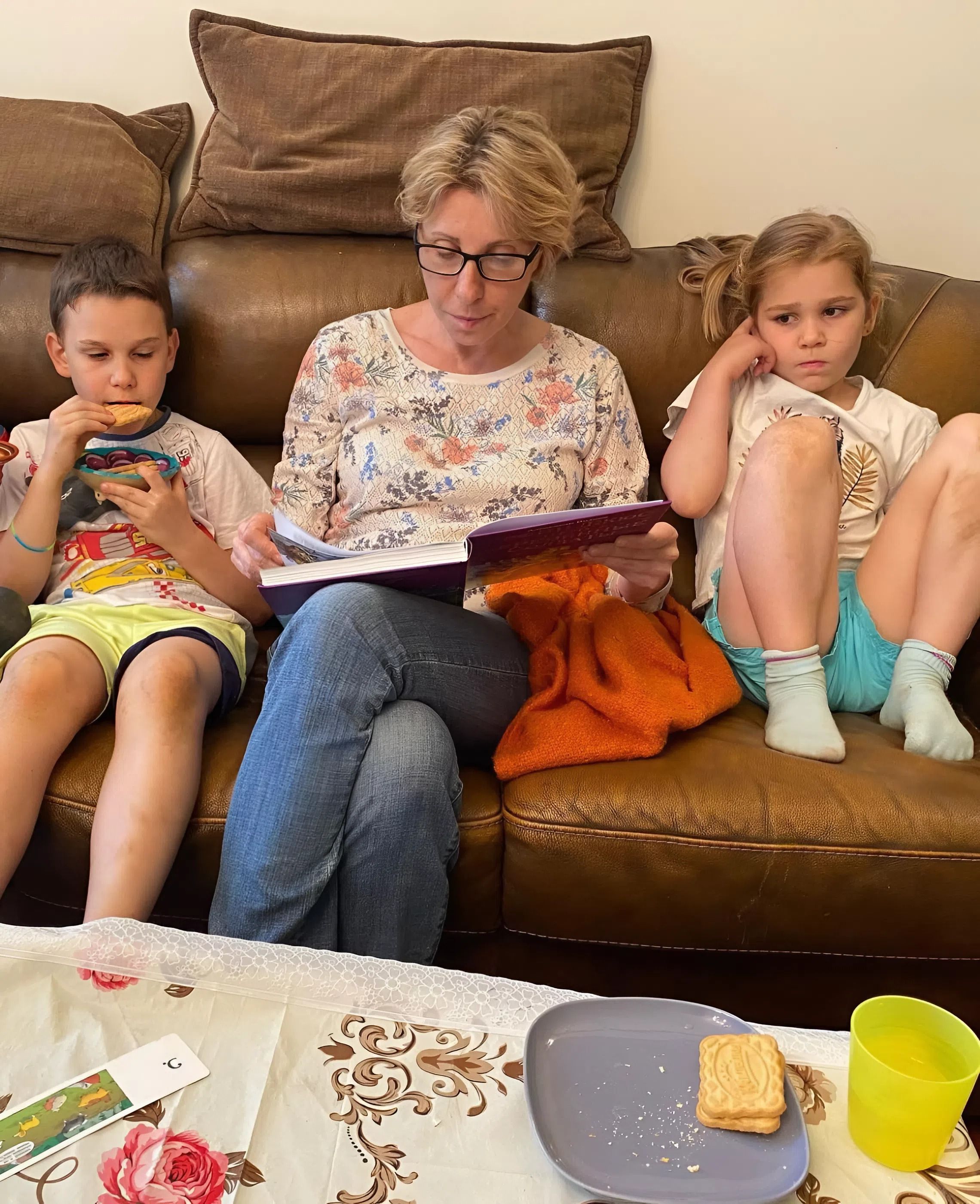 Юлия Рутберг с внуками. Юлия Рутберг с внуками.