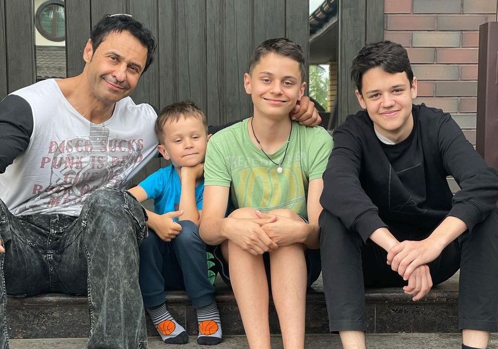 Стас Костюшкин с сыновьями.
