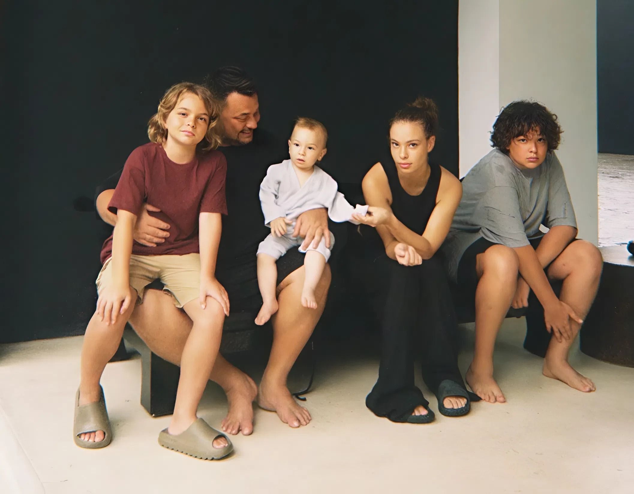 Сергей Жуков и Регина Бурд с сыновьями Энджелом, Мироном и Эваном.