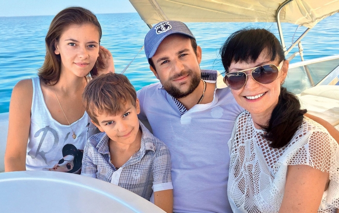 Нонна Гришаева с мужем и детьми.