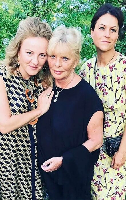 Марианна Вертинская с дочерьми Александрой и Дарьей.