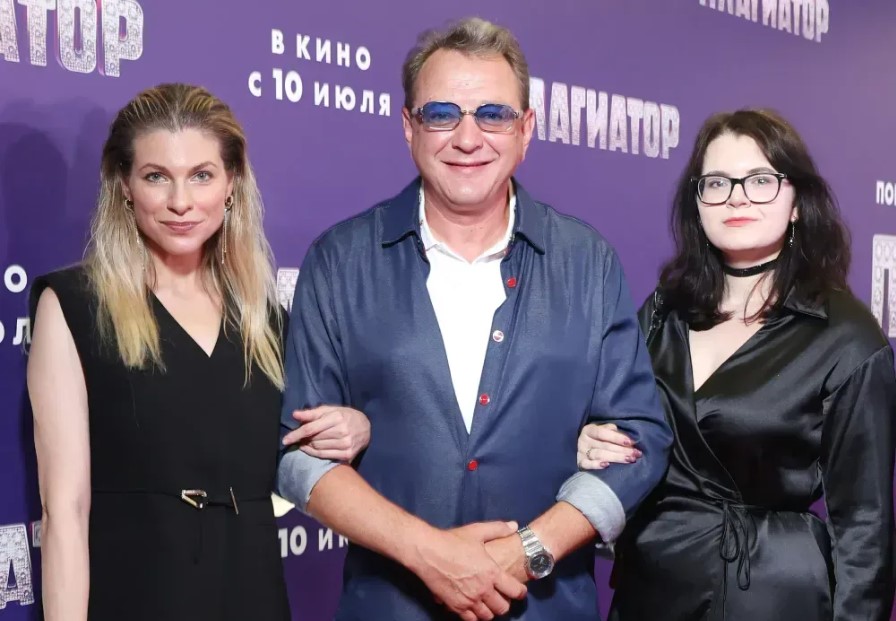 Марат Башаров с женой и дочерью.