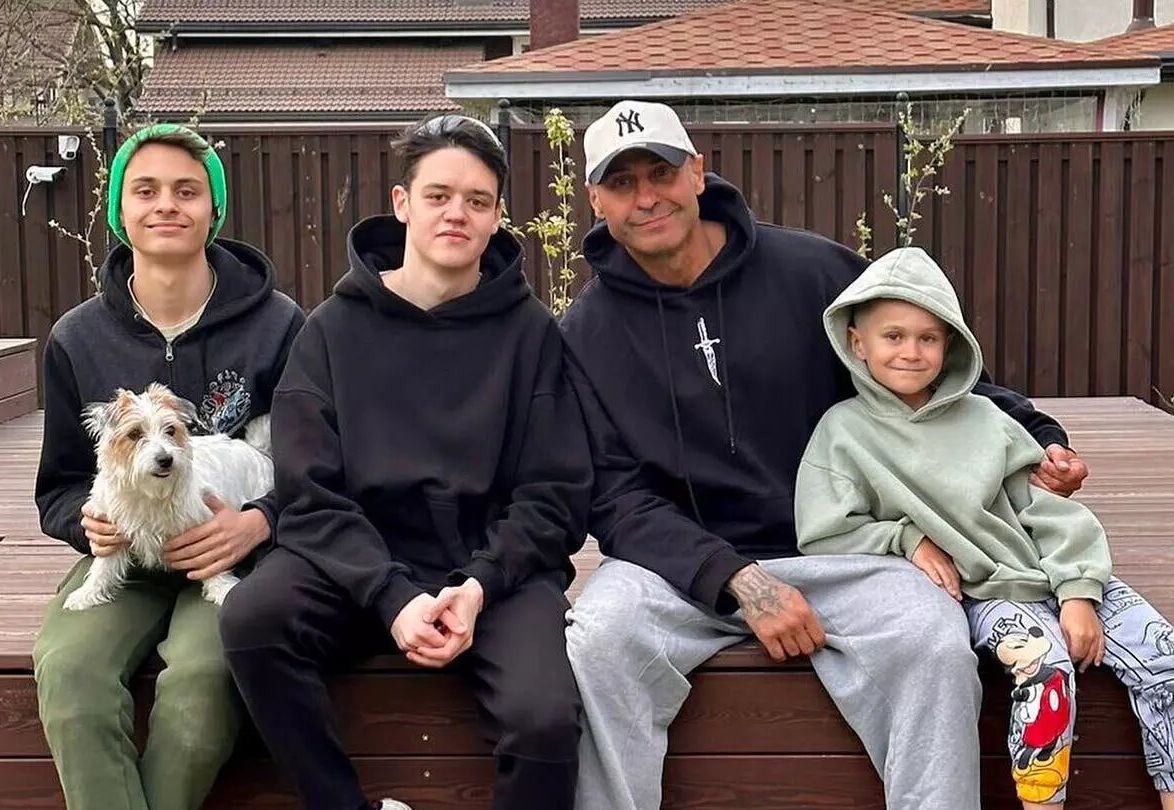 Стас Костюшкин с сыновьями.