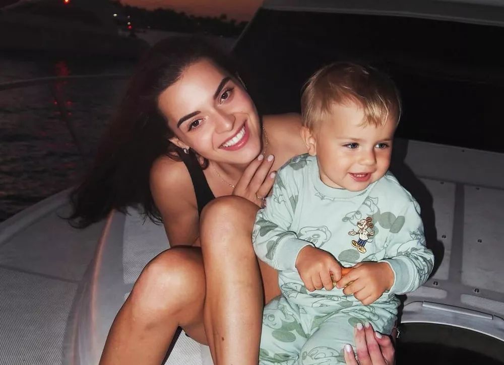 Аделина Сотникова с сыном.