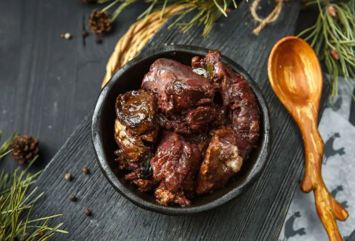 Александр II любил отведать мясо дичи на углях. Александр II любил отведать мясо дичи на углях.