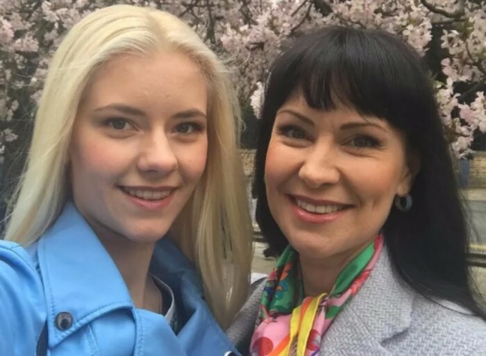 Нонна Гришаева с дочерью. / Фото: starhit.ru