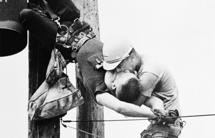 Как фото поцелуя мужчин 1967 года до сих пор спасает людей по всему миру