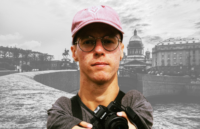 Парня без рук бросили в детдоме, а он оказался гением, и теперь известные журналы гонятся за его работами: Как добился успеха Роман Акулов