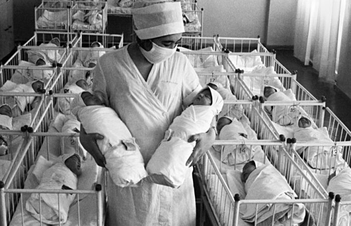 Медсестра в роддоме «пошутила», поменяв детей: Как случилось, когда семьи узнали правду