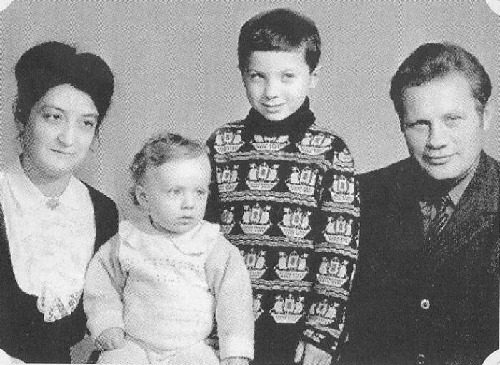 Братья Самойловы в детстве с родителями.