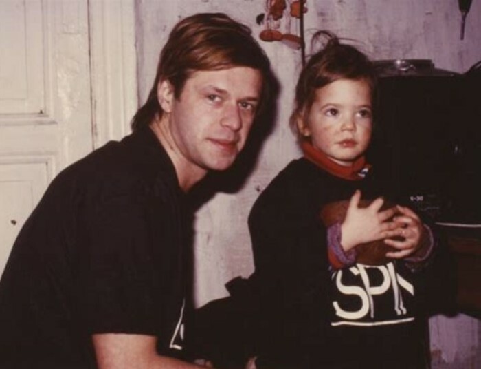 Алиса Гребенщикова в детстве с отцом. Алиса Гребенщикова в детстве с отцом.