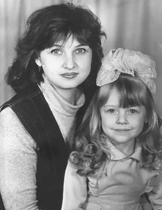 Александра Никифорова в детстве с мамой. Александра Никифорова в детстве с мамой.