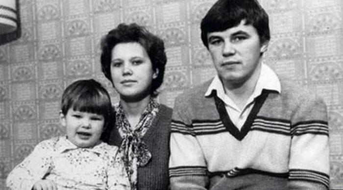 Андрей Аршавин в детстве с родителями. / Фото: izhena.ru Андрей Аршавин в детстве с родителями. / Фото: izhena.ru