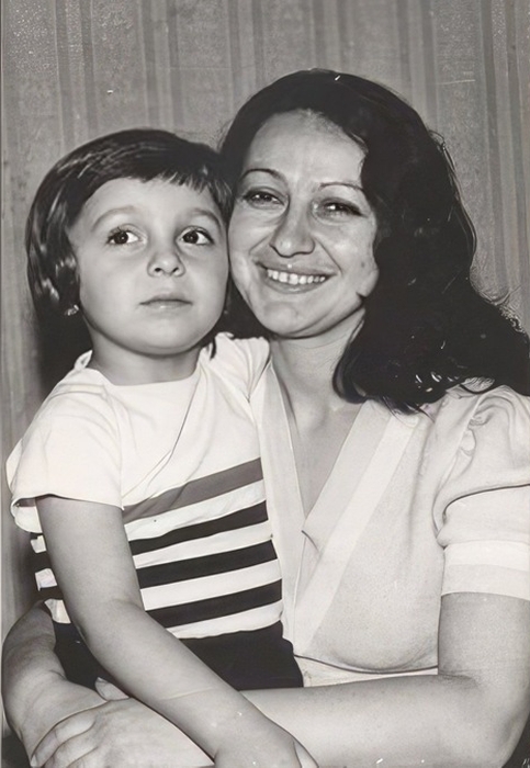 Леонид Барац в детстве с мамой.