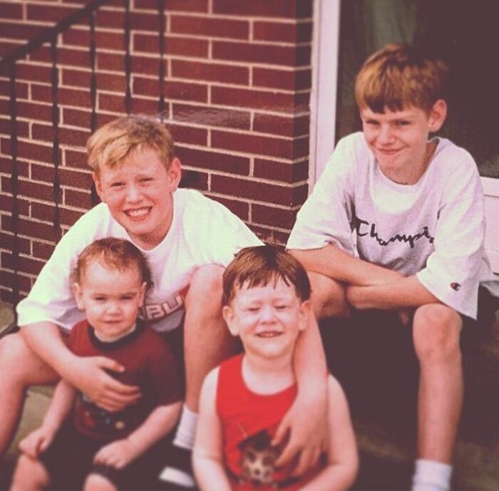 Дэниел Барнс в детстве с братьями.