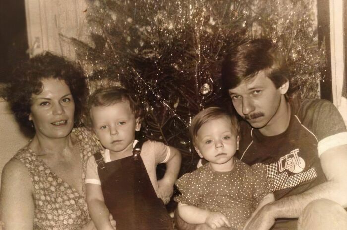 Бьянка в детстве с родителями и братом. Бьянка в детстве с родителями и братом.