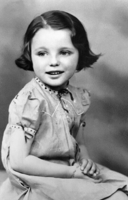 Джоан Коллинз в детстве. / Фото: dailymail.co.uk Джоан Коллинз в детстве. / Фото: dailymail.co.uk