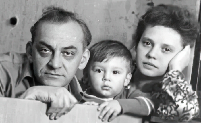 Сергей Чонишвили в детстве с родителями. Сергей Чонишвили в детстве с родителями.