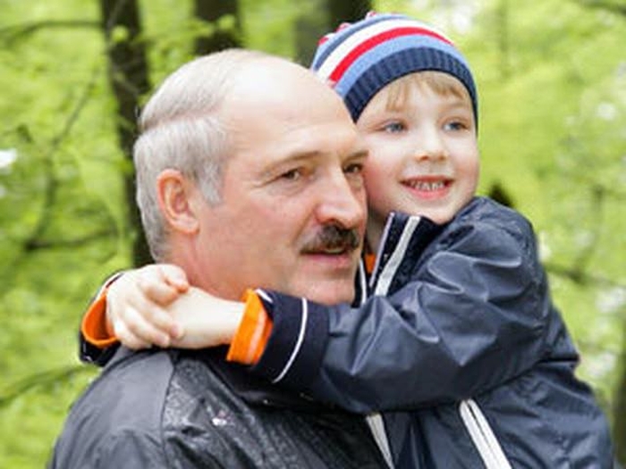 Александр Лукашенко с сыном Николаем. / Фото: www.pinterest.com