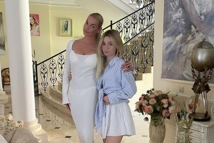 Анастасия Волочкова с дочерью. / Фото: 7days.ru