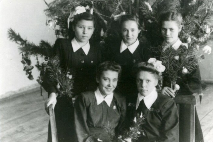 Наина Гирина (в верхнем ряду крайняя слева) с одноклассницами. Наина Гирина (в верхнем ряду крайняя слева) с одноклассницами.