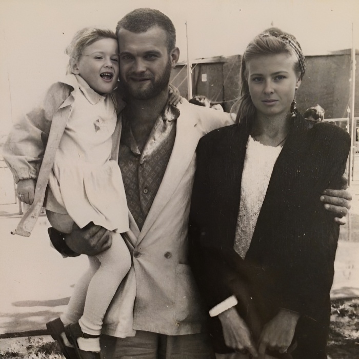 Софья в детстве с родителями.