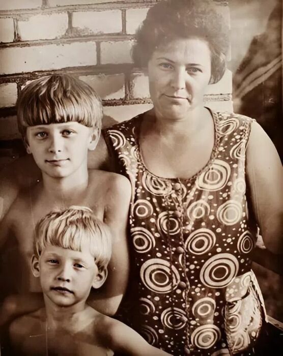 Сергей Глушко в детстве с мамой и старшим братом. Сергей Глушко в детстве с мамой и старшим братом.