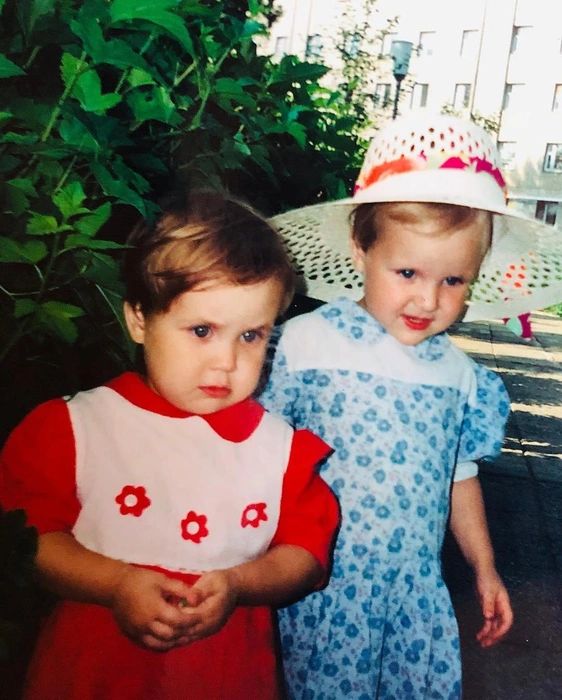 Альбина Кабалина (слева) в детстве с сестрой. Альбина Кабалина (слева) в детстве с сестрой.