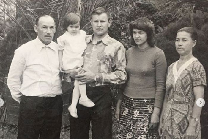 Ирина Круг в детстве с родителями, бабушкой и дедушкой. Ирина Круг в детстве с родителями, бабушкой и дедушкой.