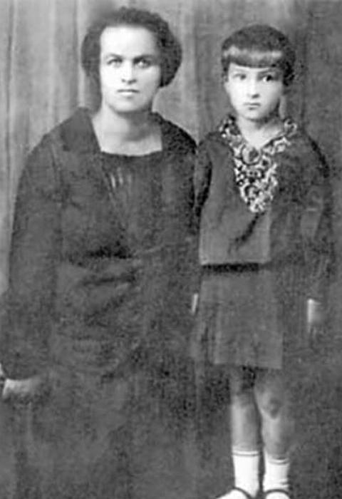 Клара Лучко в детстве с мамой. / Фото: kratkoebio.ru