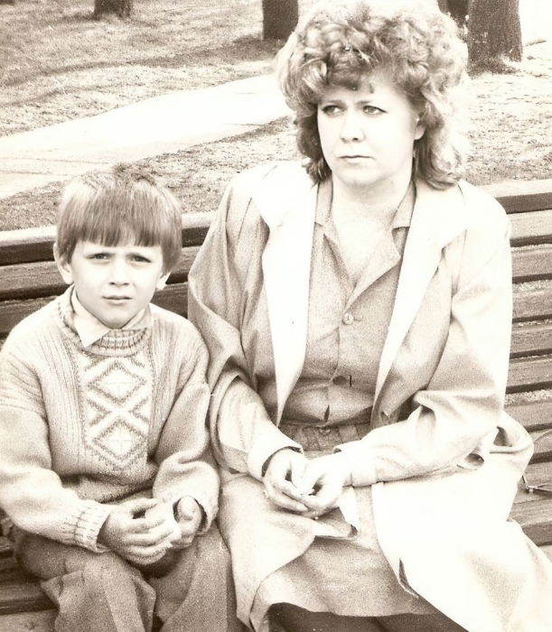 Глеб Матвейчук в детстве с мамой. / Фото: rclegion.ru