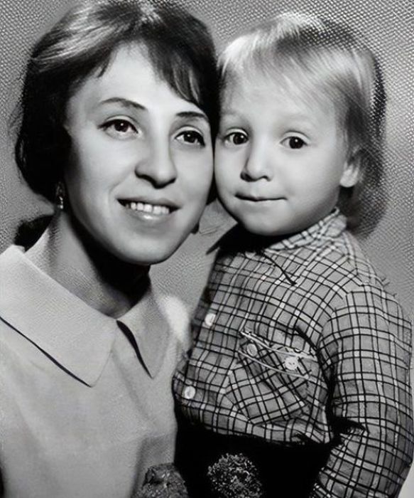 Владимир Мишуков в детстве. Владимир Мишуков в детстве.