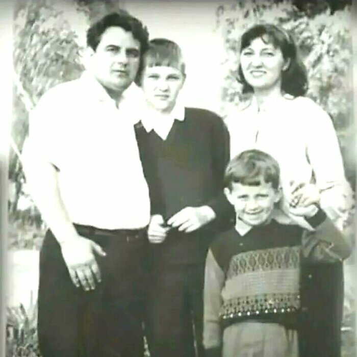 Николай Добрынин в детстве с родителями и старшим братом.