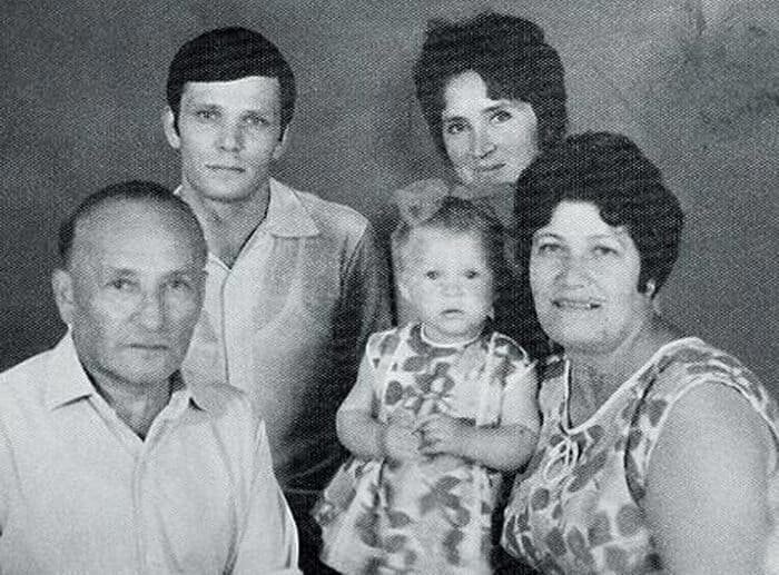 Марина Могилевская в детстве с родными.