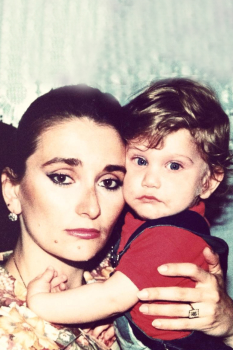 Нино Нинидзе в детстве с мамой.