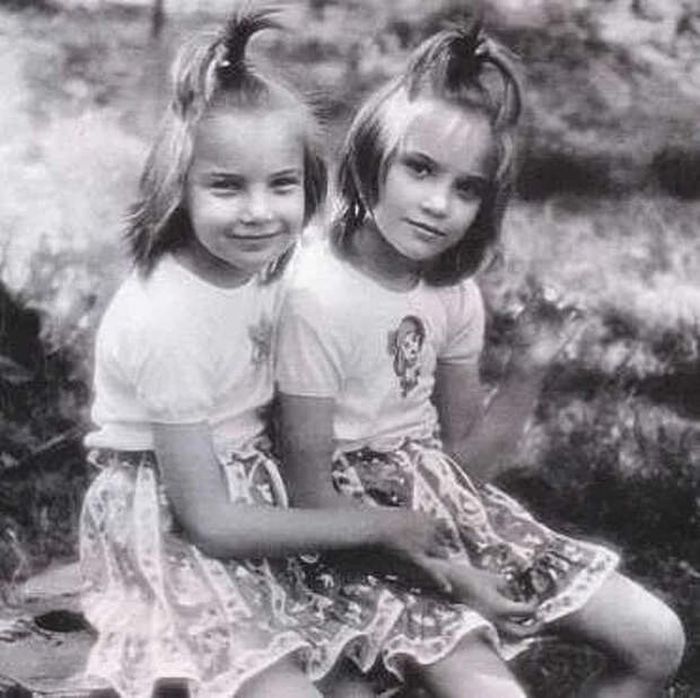 Ольга и Татьяна Арнтгольц в детстве. Ольга и Татьяна Арнтгольц в детстве.