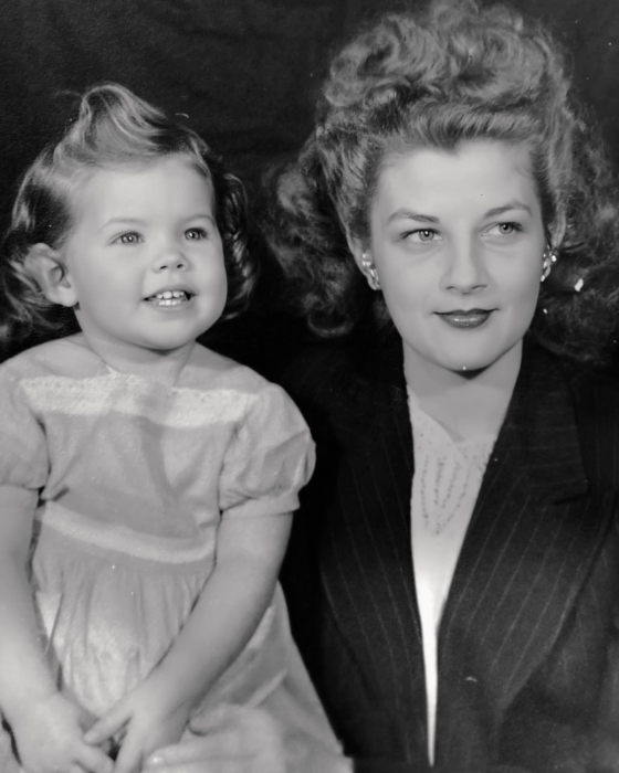 Присцилла Пресли в детстве с мамой. / Фото: pinterest.com Присцилла Пресли в детстве с мамой. / Фото: pinterest.com