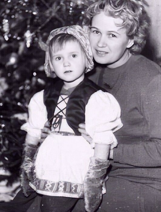 Ирина Розанова в детстве с мамой. Ирина Розанова в детстве с мамой.