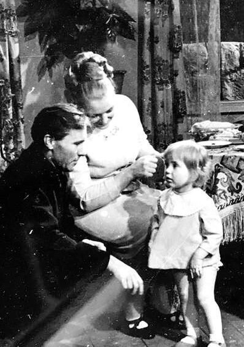 Мария Шукшина в детстве с родителями. / Фото: kto-chto-gde.ru Мария Шукшина в детстве с родителями. / Фото: kto-chto-gde.ru