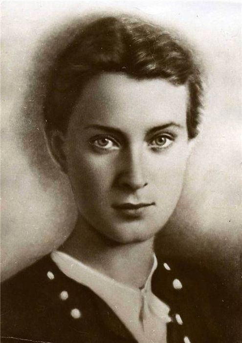 Любовь Соколова в юности.