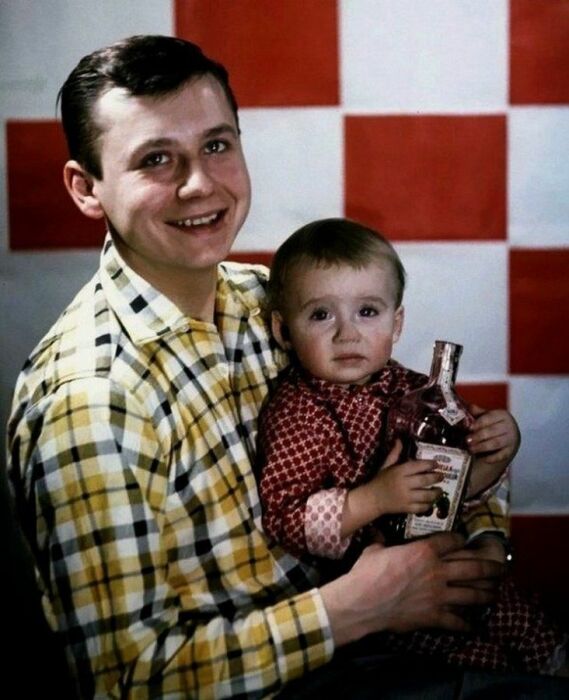 Антон Табаков в детстве с отцом.