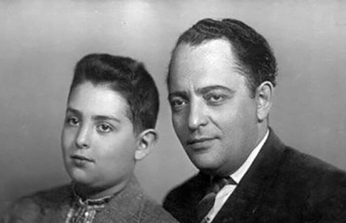 Михаил Шуфутинский в детстве с отцом. Михаил Шуфутинский в детстве с отцом.